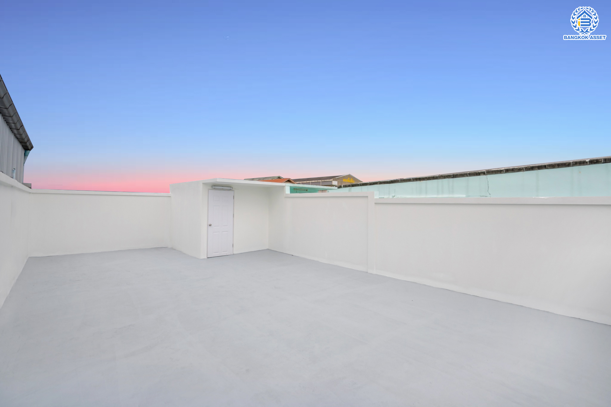 บ้านมือสองตกแต่งใหม่ ม.ยิ่งโอฬาร ดอนเมือง ทาวน์โฮม 3 ชั้น หลังใหญ่ เนื้อที่ 32.2 ตร.ว. ฟังก์ชัน 4 ห้องนอน 5 ห้องน้ำ จอดรถได้ 1 คัน บนทำเลศักยภาพ หน้าโครงการติดถนนวิภาวดี ใกล้สนามบินดอนเมือง ฟิวเจอร์พาร์ครังสิต, ม.รังสิต จุดขึ้นทางด่วน และรถไฟฟ้าสายสีแดง "สถานีดอนเมือง"